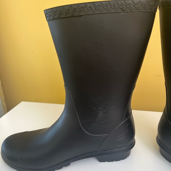 🎉Ugg rain boots - size 6🎉 - Picture 3 of 4